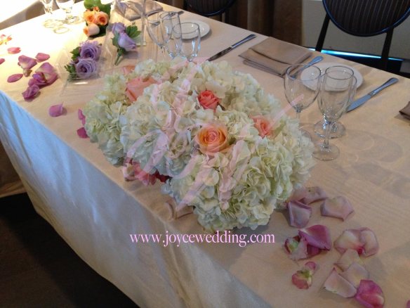 #fresh #floral #hydrangeas #roses #arrangment #headtable #wedding